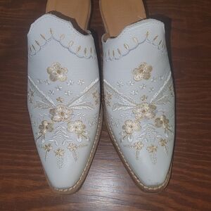 Chic Dingo White and Gold Embroidered Women's Mules